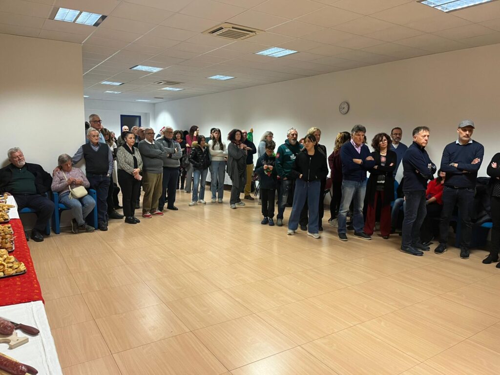 I partecipanti e le associazioni di Golasecca riuniti per lo scambio degli auguri natalizi di Parole per Terra.