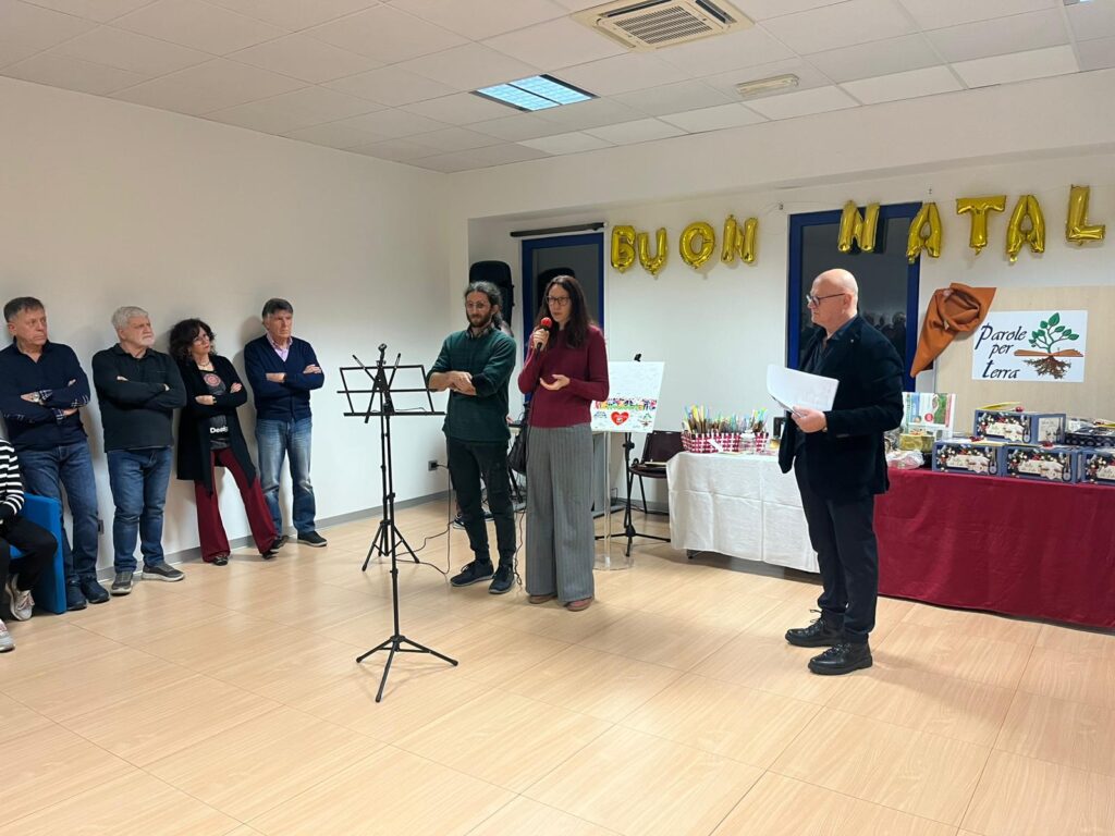 La sala gremita con gli 85 invitati alla festa degli auguri di Parole per Terra a Golasecca.