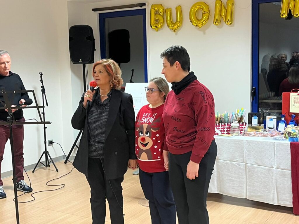 Locandina ufficiale dell'evento Auguri e Donazioni 2025 con l'elenco delle associazioni beneficarie.
